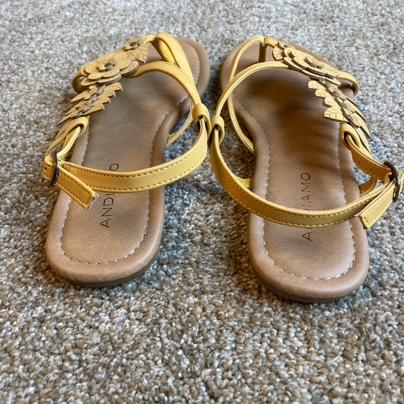 Andiamo Ascout Mustard Yellow floral Boho Sandals T Strap Thong Size 7.5Wide - Picture 4 of 8